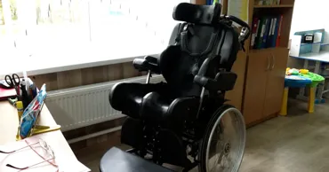 Gest de solidaritate la Bălți: Un elev cu dizabilități a primit un scaun rulant