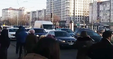 На улицах столицы образовались длинные пробки.