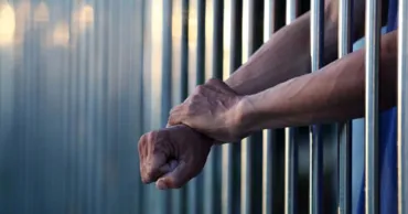 Un bărbat bulgar, condamnat la detenție pe viață în Moldova pentru violul a doi copii