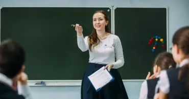 Salariile pedagogilor din Moldova au crescut de două ori în 6 ani, însă numărul profesorilor scade