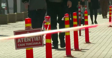 Здание мэрии Кишинева огородили: Осторожно, осыпается штукатурка