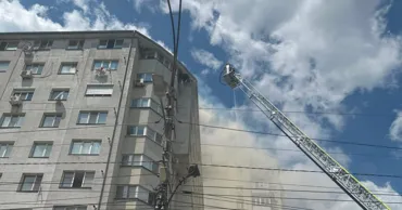 Incendiul puternic izbucnit la mansarda unui bloc din Chișinău a fost lichidat