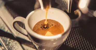 Учёные: Кофе и чай бодрят днём, но не вредят ночному сну