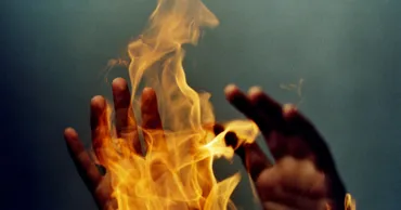 O tânără, stropită cu benzină și incendiată de iubitul său la Glodeni