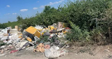 Gunoi aruncat pe marginea drumului la Budești: Se cere intervenția autorităților