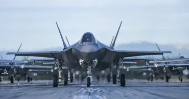 США потеряли в Гонконге крупную партию "секретных деталей" для F-35: подозревает КНР