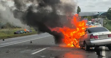 Două mașini au luat foc după un accident la Bălți. Ambii șoferi au ajuns la spital