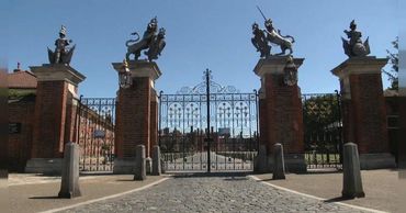 Опустевшие дворцы Британии ждут посетителей.