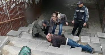 В столице мужчина, спускаясь в подземный переход, разбил себе голову.