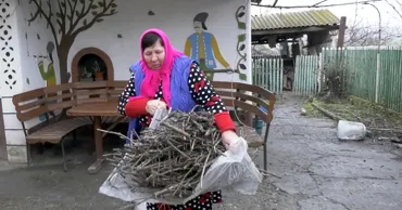 Sătenii își încălzesc casele cu crenguțe ude și viță de vie: Nu ne permitem lemne de foc