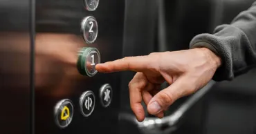 В Кишинёве голый мужчина заблокировал в лифте мать с ребёнком и получил срок