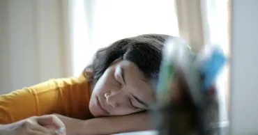 Dormi mai puțin de 7 ore? Un nou studiu arată ce se întâmplă cu greutatea ta