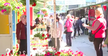На Центральном рынке в эти дни многолюдно, а основной товар — поминальные дары на Радоницу.