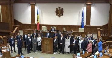 Оппозиция заблокировала парламентскую трибуну и покинула заседание