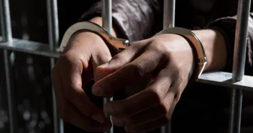 Doi tineri, condamnați la închisoare pentru că au jefuit o bancă din Chișinău