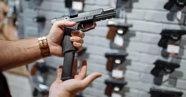 Deținătorii de arme vor trebui să participe la un curs de instruire de cel puțin 40 de ore
