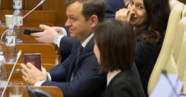 Нэстасе “засветил” в парламенте румынский паспорт.