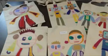 De la o foaie albă la haine: Un tânăr cu sindromul Down dă viață roboților colorați