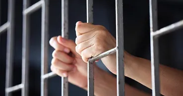 A lovit polițiști și a avariat autospeciala: Un bărbat a ajuns după gratii