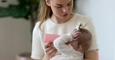 Părinții, sfătuiți să evite acest obicei banal: Poate transmite bacterii copilului