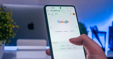 Google начинает вставлять рекламу прямо в ответы на поисковый запрос