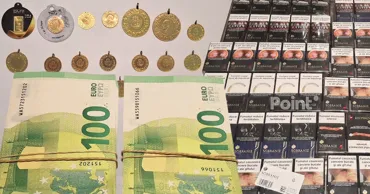 В аэропорту выявили пассажиров с незадекларированной валютой, золотом и сигаретами