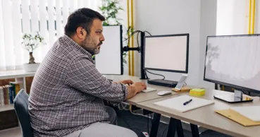 Studiu: Persoanele care lucrează peste program sunt mai predispuse la obezitate