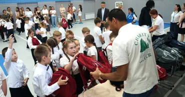 Sprijin pentru elevii refugiați: 75 de copii au primit ghiozdane și rechizite