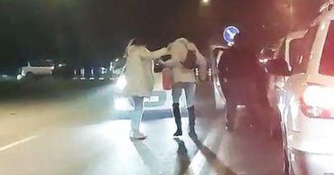 В столице произошел конфликт между двумя девушками и таксистом.