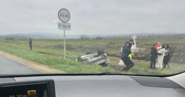 Accidentul de la Bănești cu o mașină răsturnată: Un șofer a murit în drum spre spital