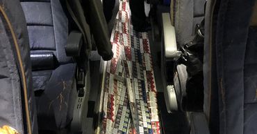 Таможенники нашли в автобусе около 40 000 контрабандных сигарет.
