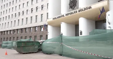 Scările Parlamentului, renovate cu 1,5 milioane, vor avea și încălzire