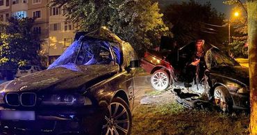 В результате ДТП BMW разорвало на две части.