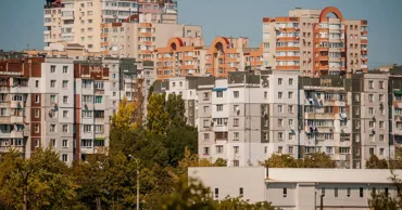 Acoperișurile și ferestrele mai multor blocuri din Chișinău vor fi înlocuite