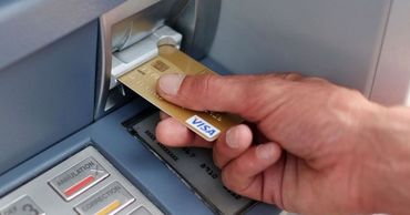 Дубоссарские милиционеры помогают приднестровцам обналичивать деньги в Кочиерах.
