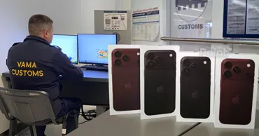 Четыре новых смартфона обнаружили таможенники в багаже пассажирки из Рима