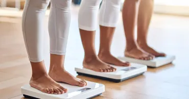 В Китае связали набор веса с привычкой спать при свете