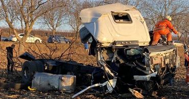 В Сынжерейском районе произошла серьезная авария: перевернулся грузовик.