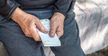 Experți: Majorarea de 6.84% la pensii, insuficientă pentru un trai decent