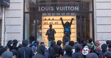 Во Франции участники беспорядков разграбили магазины Louis Vuitton и Dior