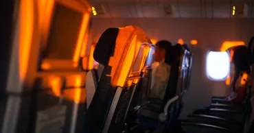 O fată, agresată sexual la bordul unui avion care zbura de la Amsterdam la București
