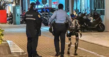 В Макао полицейские задержали робота, который приставал к прохожей