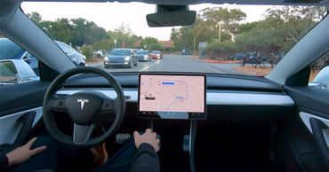 Владелец Tesla дистанционно запер угонщика в электрокаре.