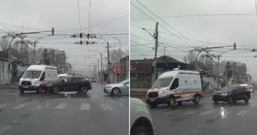 Momentul în care o ambulanță este izbită în plin de o mașină într-o intersecție din Capitală