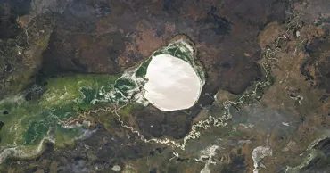 Un lac din Africa se transformă într-o oglindă argintie uriașă datorită unui fenomen rar
