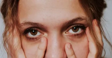 „Ferritin face”, trendul viral pe TikTok. Ce pot indica cearcănele și pielea palidă