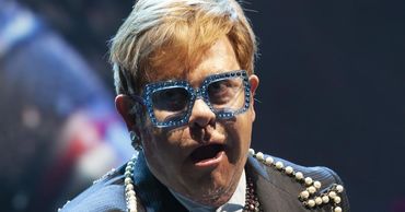Кокаин заставил Элтона Джона раздеться на камеру и ударить менеджера.
