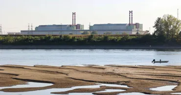Венгрия затопит две баржи для повышения уровня воды возле АЭС «Пакш»