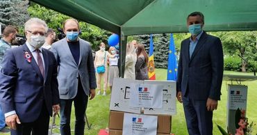 Посольство Франции передало медицинское оборудование кишиневской больнице.