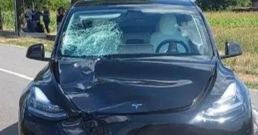 O femeie din Mândrești, lovită de o mașină în timp ce traversa strada neregulamentar